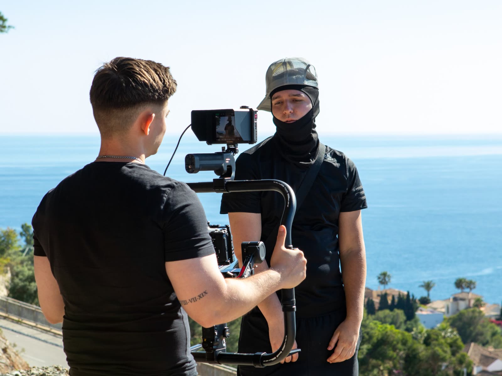 Rodaje de Apolo Audiovisual: cámara en gimbal frente al artista, con el mar detrás